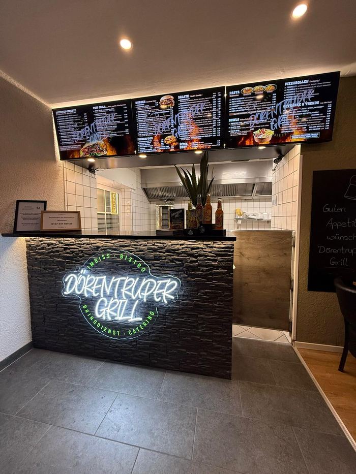 Theke mit Neon-Logo im Dörentruper Grill