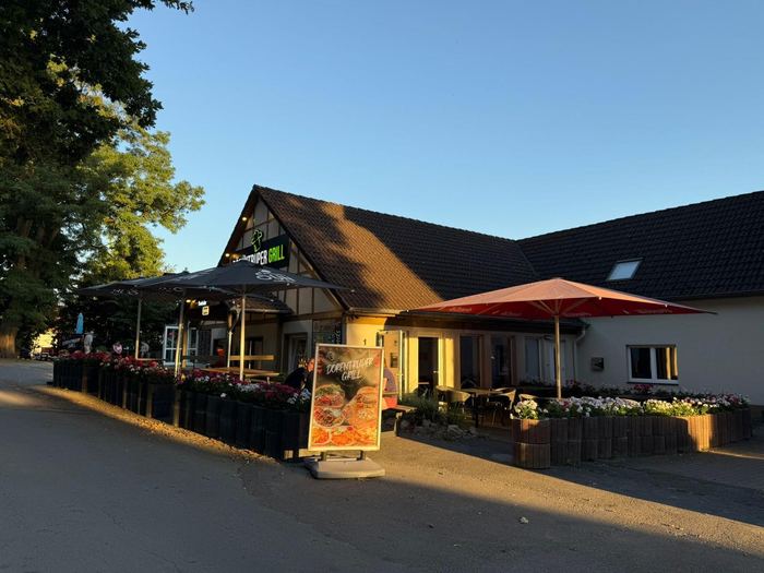 Terrasse des Dörentruper Grill mit Sonnenschirmen am Abend