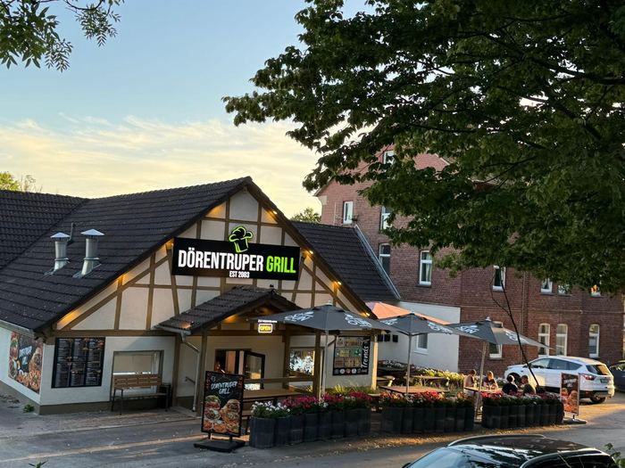 Gäste auf der Terrasse des Dörentruper Grill im Sonnenuntergang