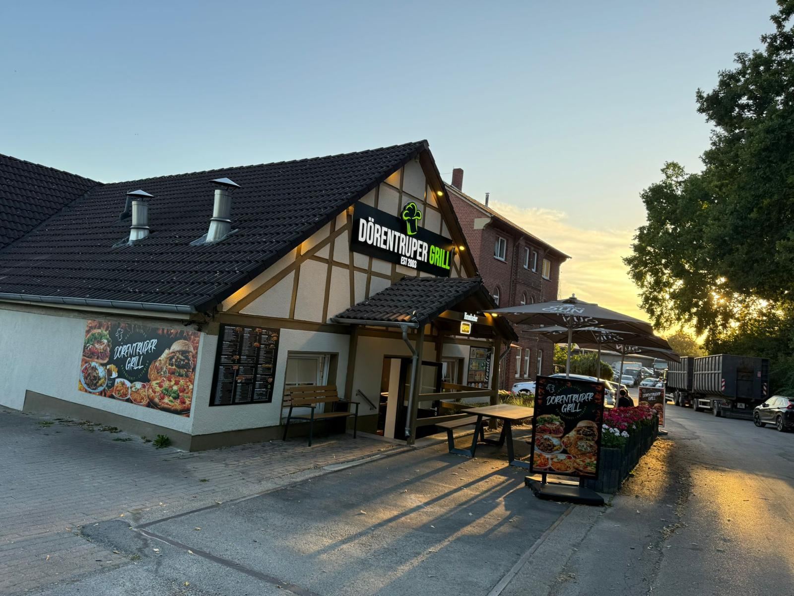Eingang und Terrasse des Dörentruper Grill bei Sonnenuntergang